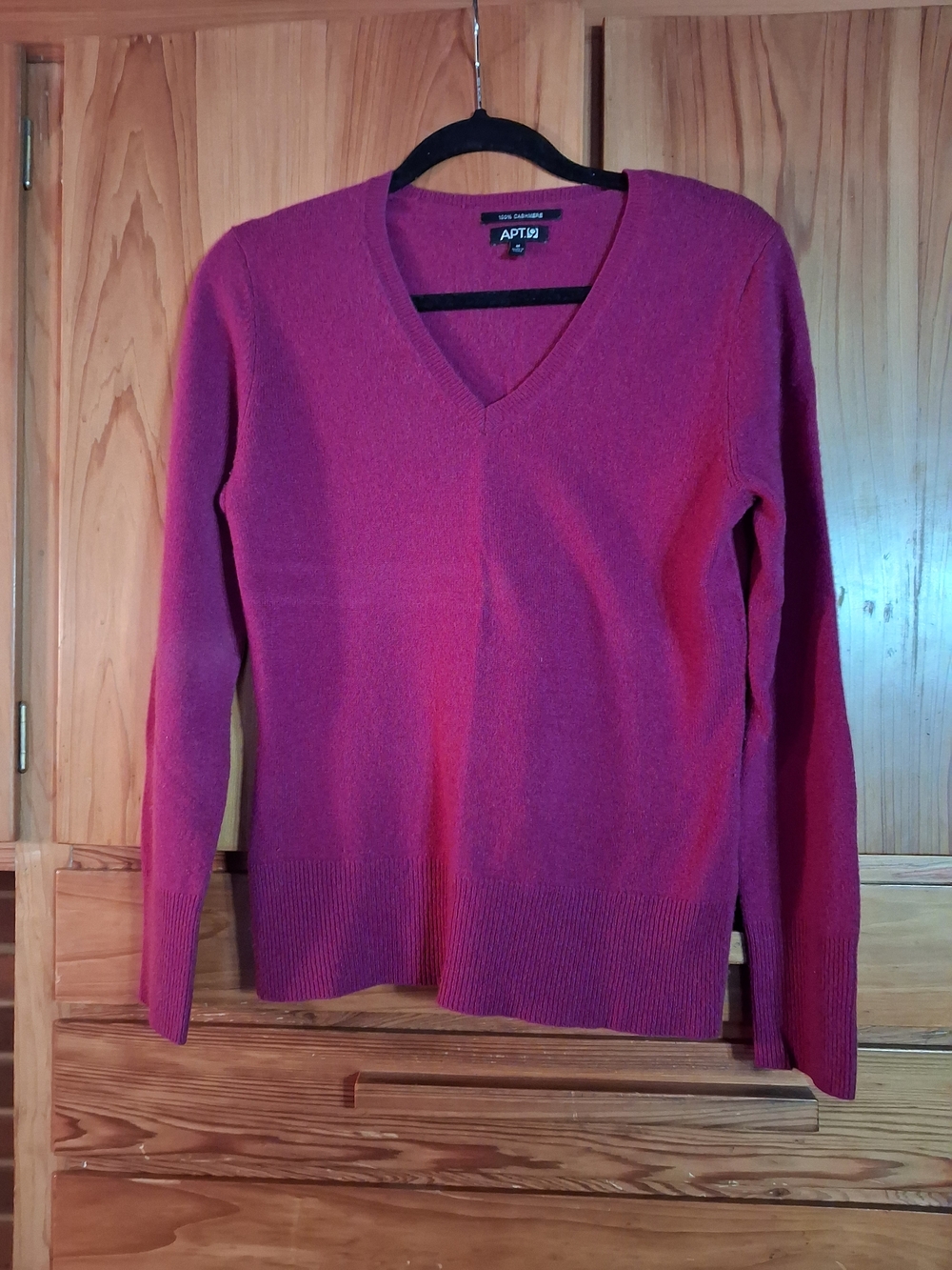 100% Cashmere Apt. 9 Women’s V-Neck Sweater in Raspberry